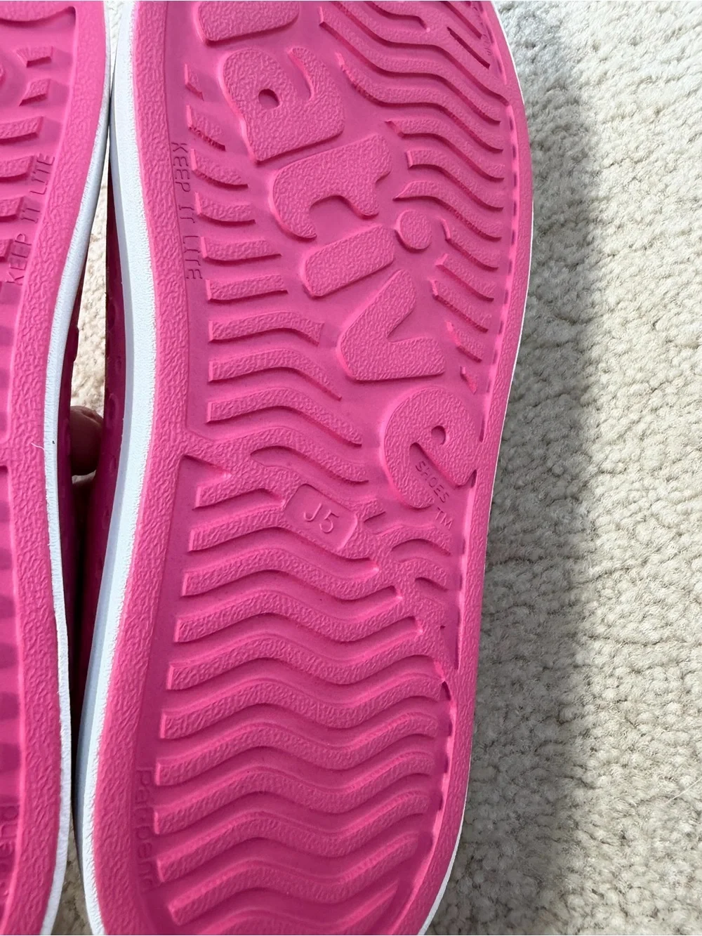 Native Big Kid Size 5 / J5 Jefferson Slip On Sneakers in Bright Pink Waterproof